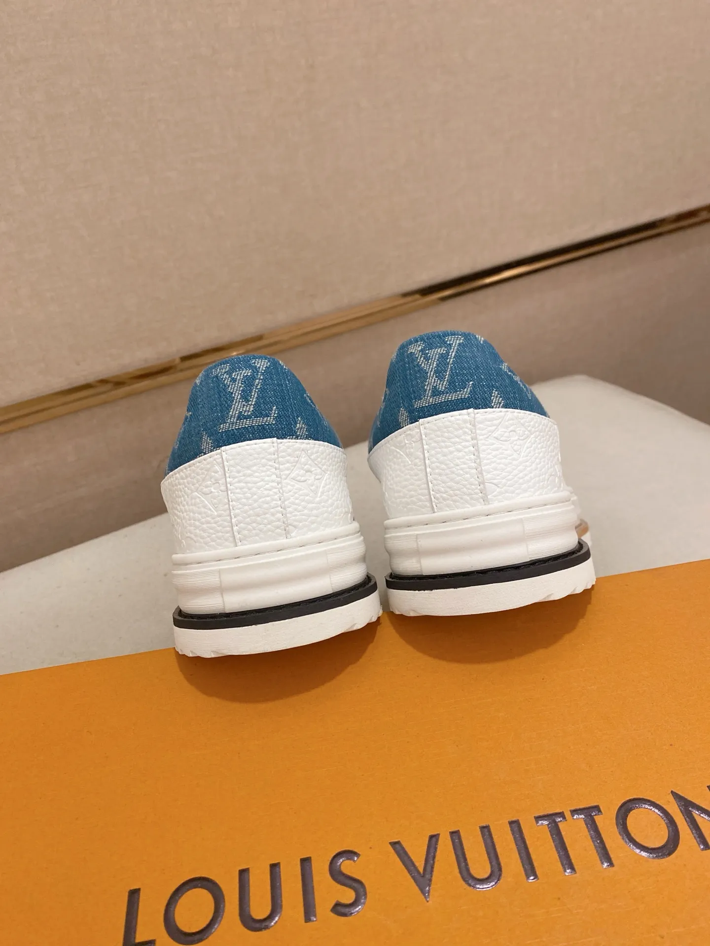 Men's shoes💰 420💰louis vuitton (Louis Vuitton/lv)🔍🔍The new counters are on sale at the same time. The uppers are imported from Italy. ⃣️Re-engraved🇮🇹💪💪, ⚠Sole: The original sole is specially provided by the original factory, the exclusive movable molded sole is super comfortable, ⚠Original and single goods 🔍high quality, you can enter and leave the counter at will, welcome to compare⚠. Code number: 38-44 (45/customized, non-refundable)